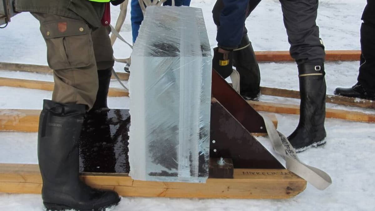 Saimaan teräsjään seassa valkoisia raitoja ja kohvakerros.