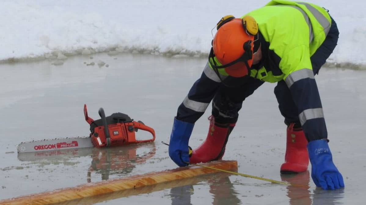 Jääpalat mitataan tarkasti.
