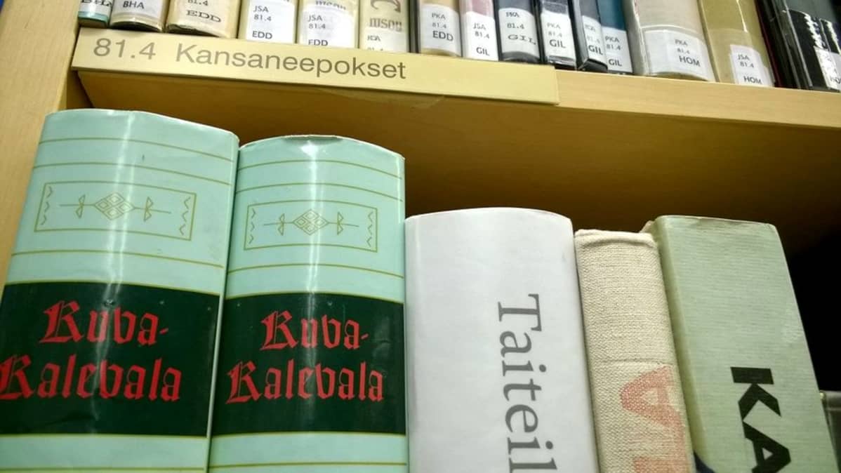Kalevala kirjaston hyllyssä.