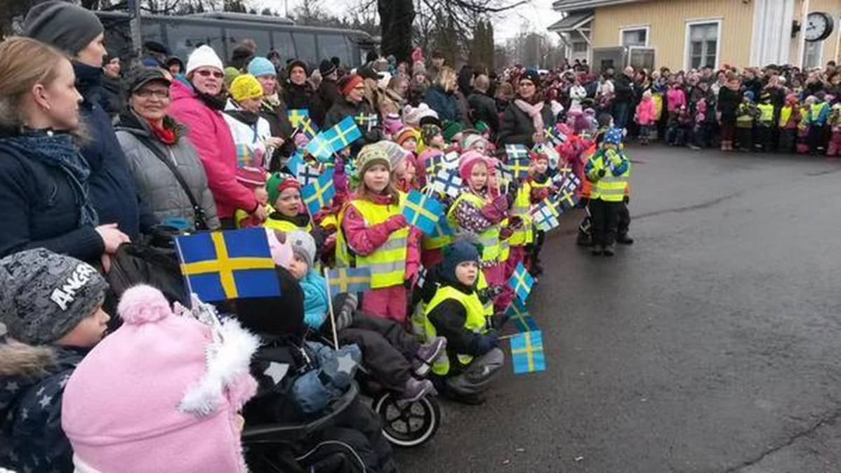 päiväkotilapset odottavat kuningasparin saapumista