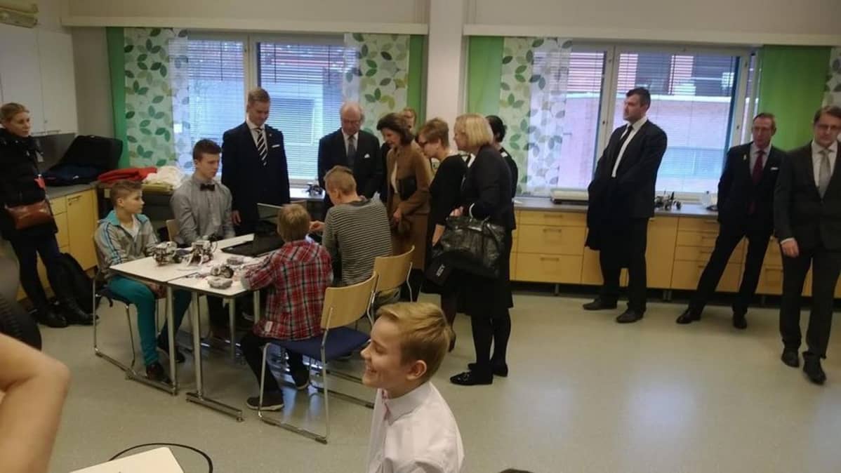 kuningaspari tutustuu robotteihin