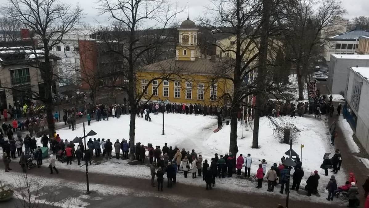 raatihuoneen ympärille on kokoontunut ihmisiä odottamaan kuningasparia