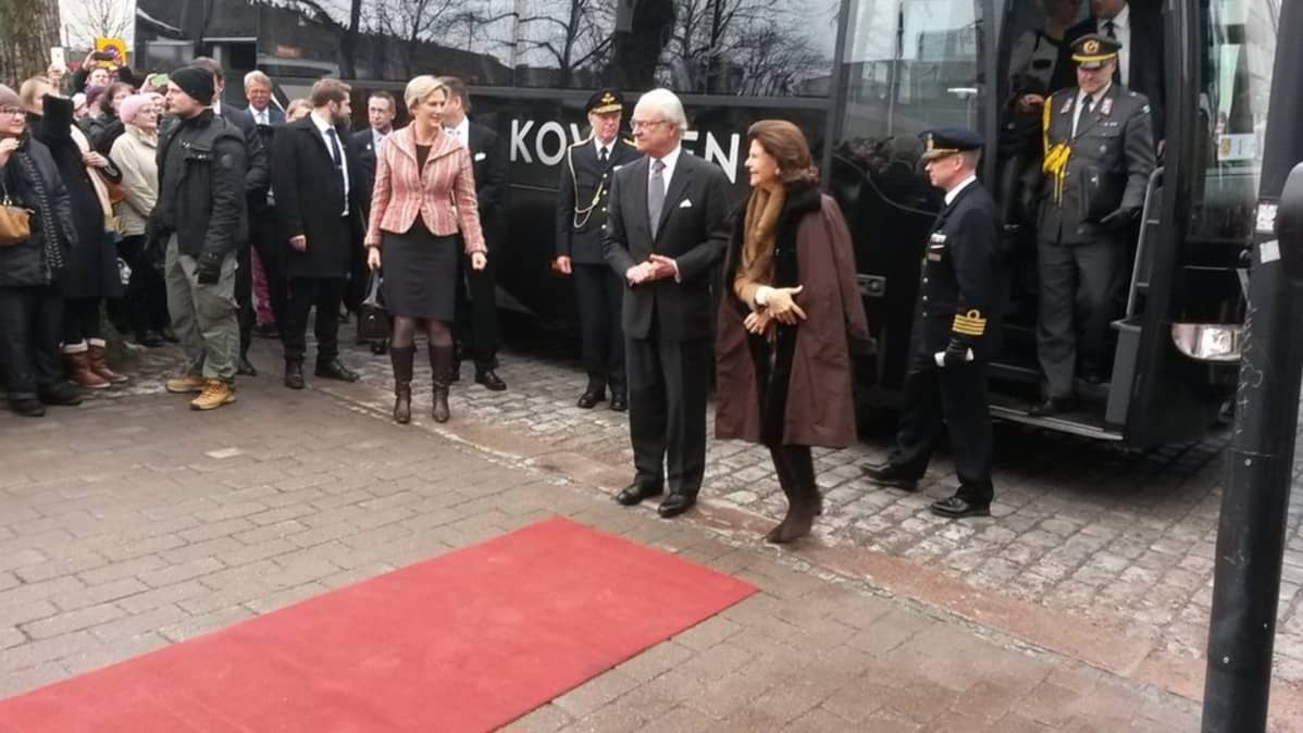 Kuningaspari saapui Raatihuoneelle.
