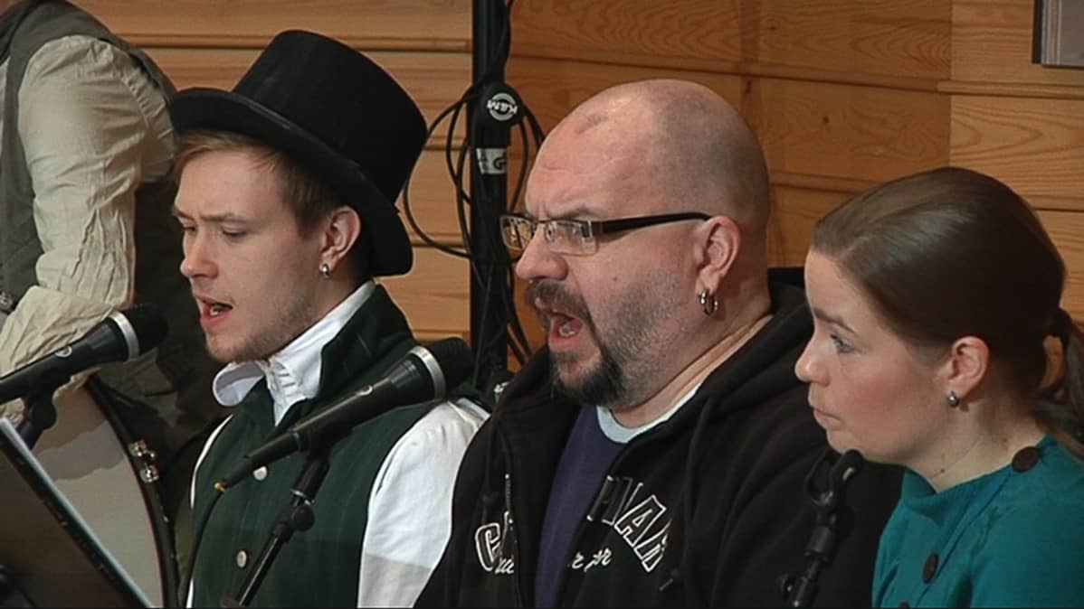 Timo Rautiainen (kesk.) harjoituksissa.