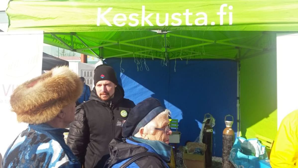 Keskustan kansanedustajaehdokas, Enontekiön kunnanjohtaja Mikko Kärnä kampanjoi keskustan teltalla Rovaniemen markkinoilla 17. maaliskuuta.