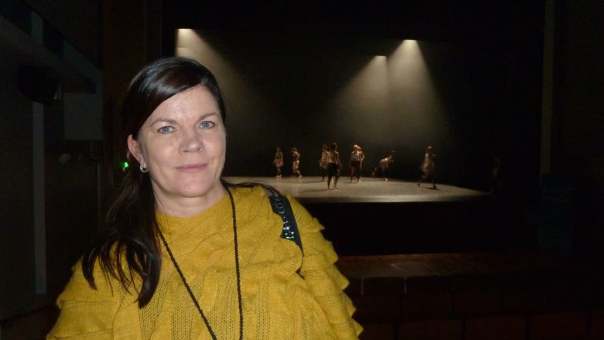 Tapahtuman johtaja Liisa Kontturi-Paasikko Oulun ammattikorkeakoulun konserttisalissa.