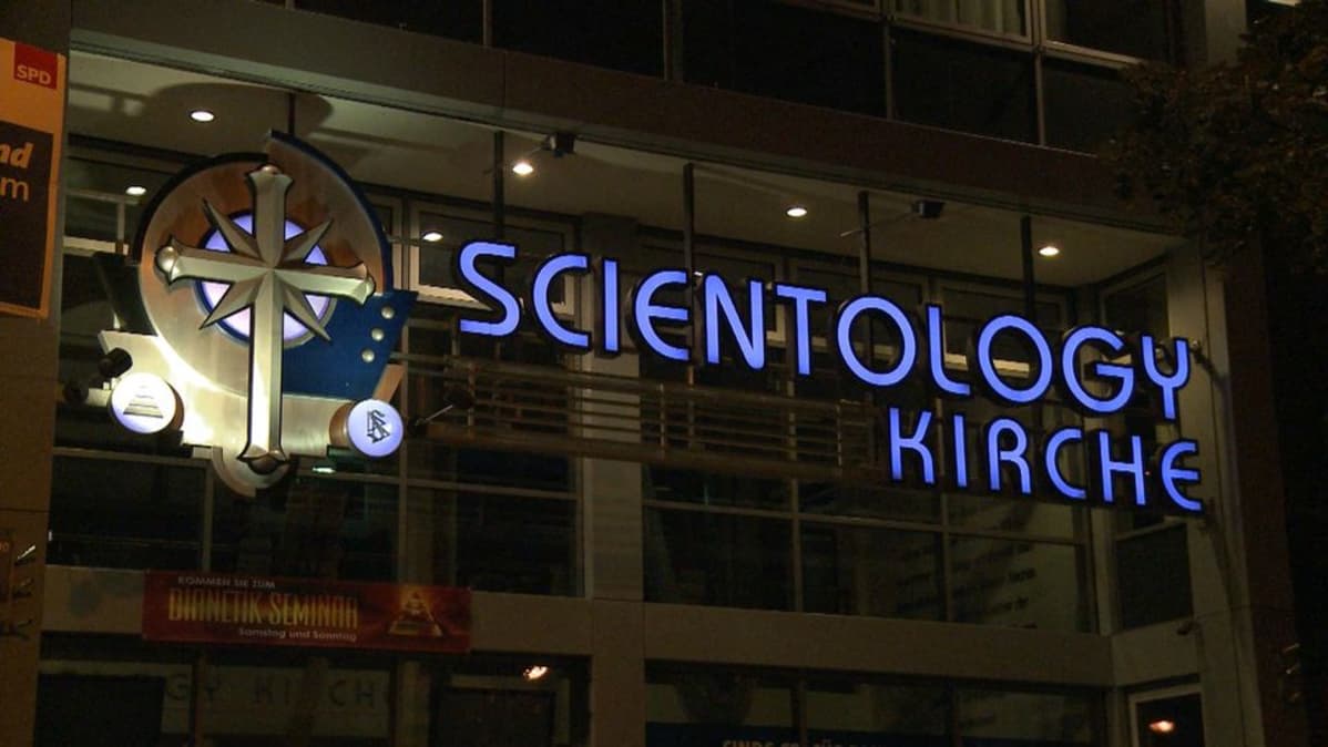 Yhdysvalloissa skientologia on saanut kirkon aseman, toisin kuin Saksassa, jossa sitä pidetään kirkoksi naamioituneena kulttina.
