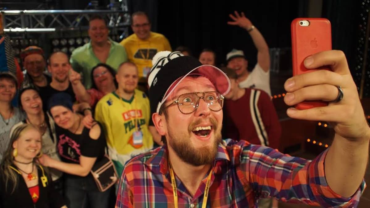 YleX:n juontaja Matti Airaksinen Parasta ennen -ohjeman fanien ympäröimänä.