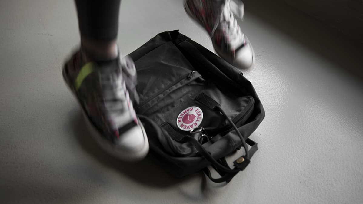 Nuori hyppii repun päällä.