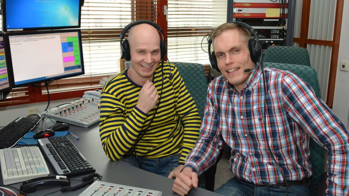 Marko Maunuksela ja Ville Kinnunen Yle Kainuun studiossa.