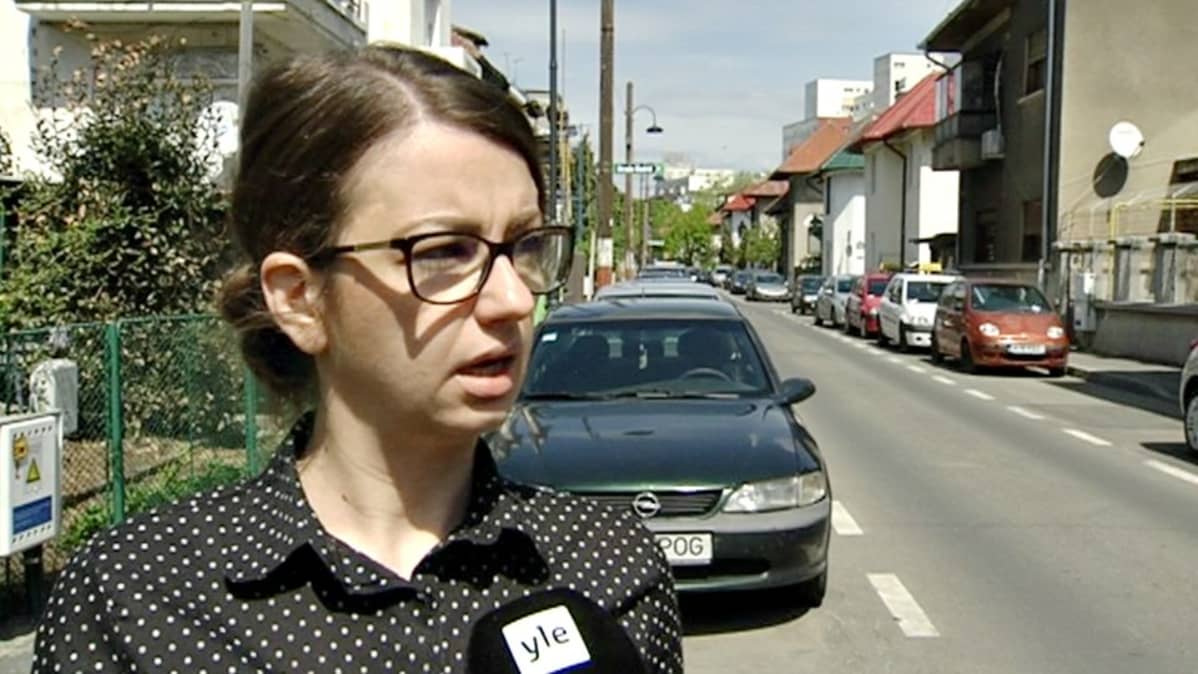 Elena Tudose soimaa Romaniaa kymmenien miljoonien eurojen käyttämisestä suurlaitosten remointoimiseen, vaikka Romaniakin on sitoutunut EU:n tavoitteeseen siirtyä suurlaitosasumisesta pienempiin yksiköihin.