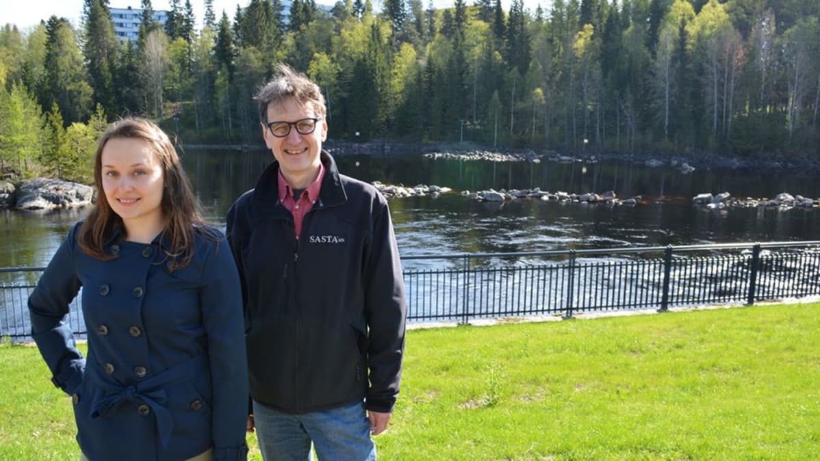 Anni ja Simo Yli-Lonttinen Kajaaninjoen varressa.