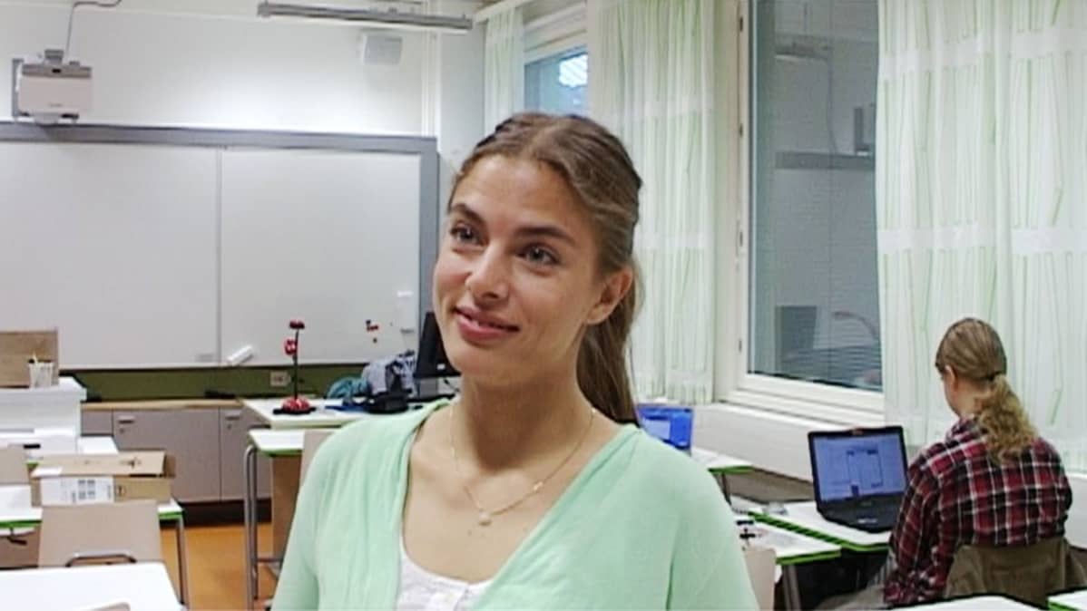 Nuori nainen haastattelussa