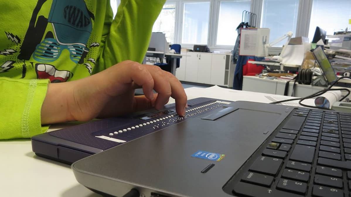 Ville Köngäs kirjoittaa läppärillä, jossa on sokeille oma lisälaite braille-pistekirjoitukselle.