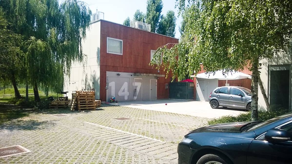 Kuva kaksikerroksisesta omakotitalokompleksista.