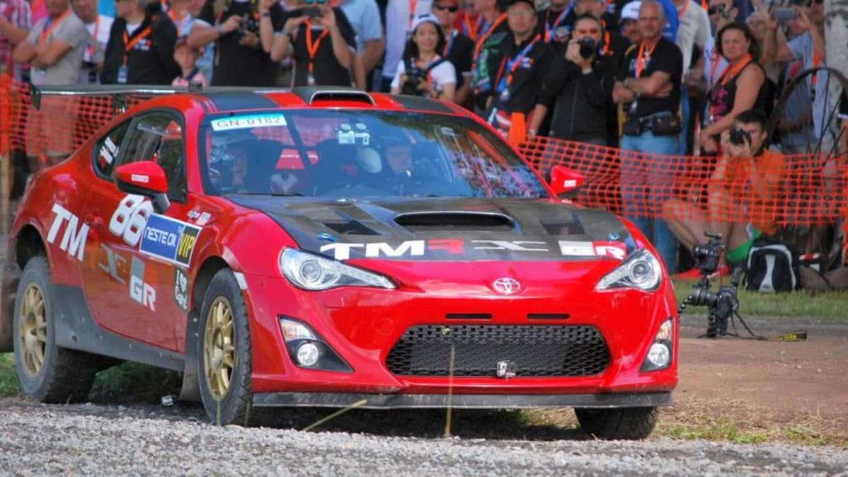 Tommi Mäkinen näyttää Toyotan pääjohtaja Akio Toyodalle kuinka rallia ajetaan.