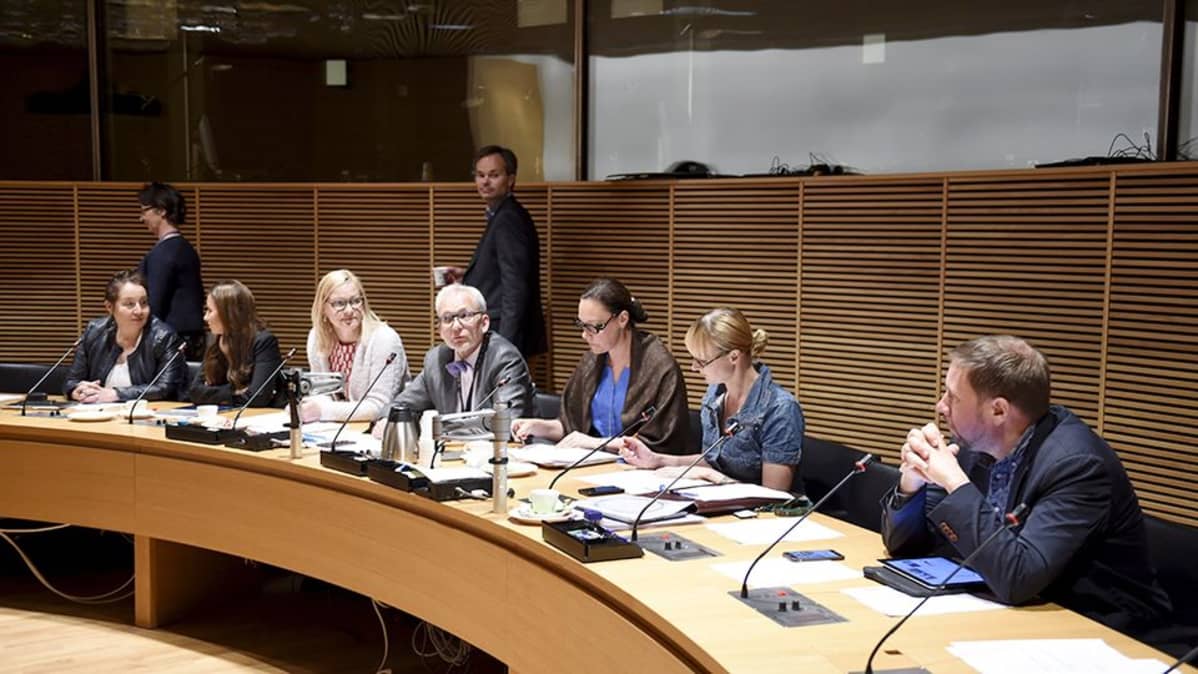 Suuren valiokunnan jäseniä ennen kokouksen alkua.