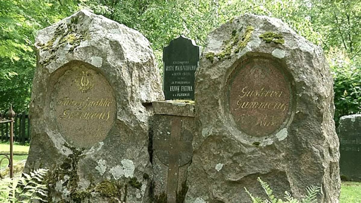 Kaksi kivistä hautamuistomerkkiä vierekkäin.