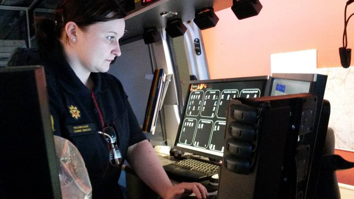 Palomestari Hanne Vänskä tarkastaa auton tietokoneet