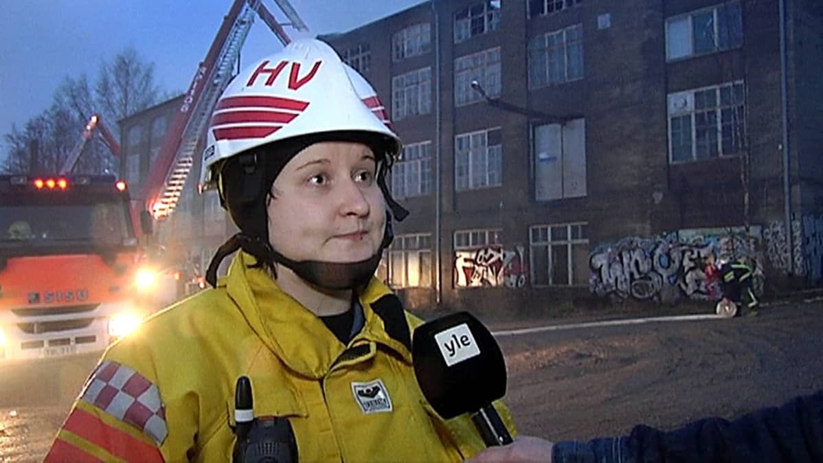 Palomestari Hanne Vänskä haastattelussa tulipalopaikalla