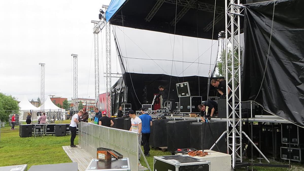 Satama Open Air-festaria rakennetaan.