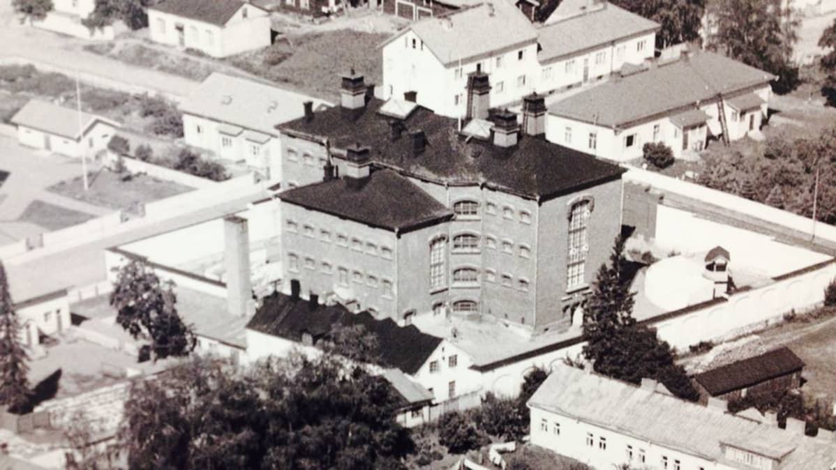 1950-luvulla otetun ilmakuvan etualalla näkyy verstaat, joiden kattojen yli pako tapahtui.
