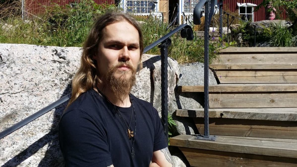 Kaakeliuunin luukut on tehty Korpilahdella Anssi Routavirran käsityönä.