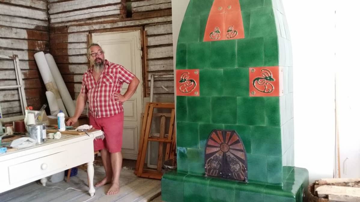 Janne Kotiaho ja valmis kaakeliuuni.