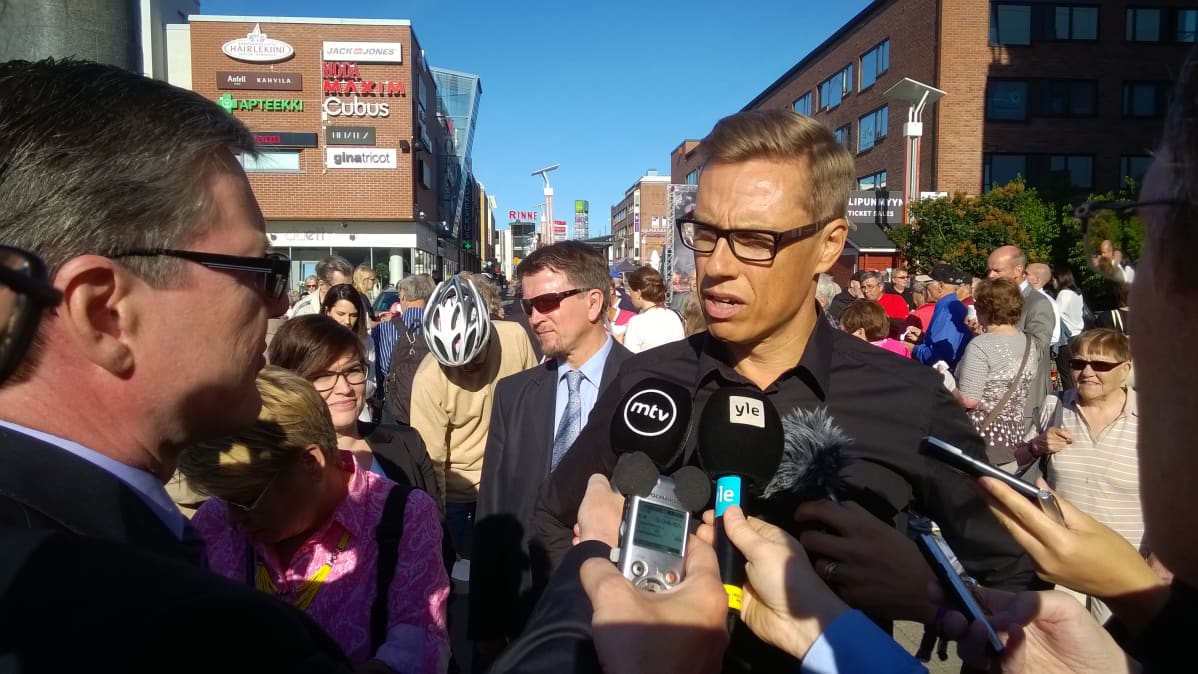 Valtiovarainministeri Alexander Stubb (kok.) tiedotusvälineiden haastattelussa Rovaniemen Lordin aukiolla.