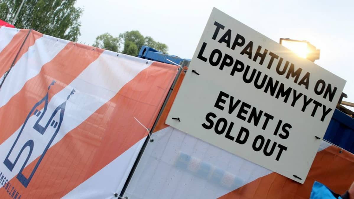 Tapahtuma on loppuunmyyty -kyltti festivaalinpuiston portilla
