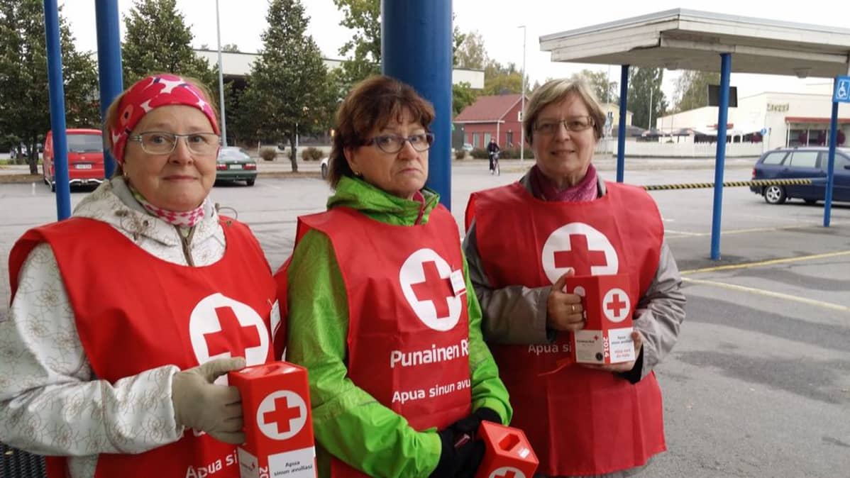 Ilmajokelaiset kerääjät valmiina ensimmäiseen Nälkäpäivä-lipaskeräysvuoroon.
