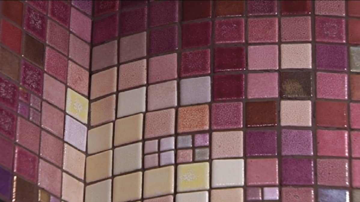 Yksityiskohta kuvataiteilija Tuula Lehtisen mosaiikkiteoksesta Helsingin taidemuseon wc-tiloissa.