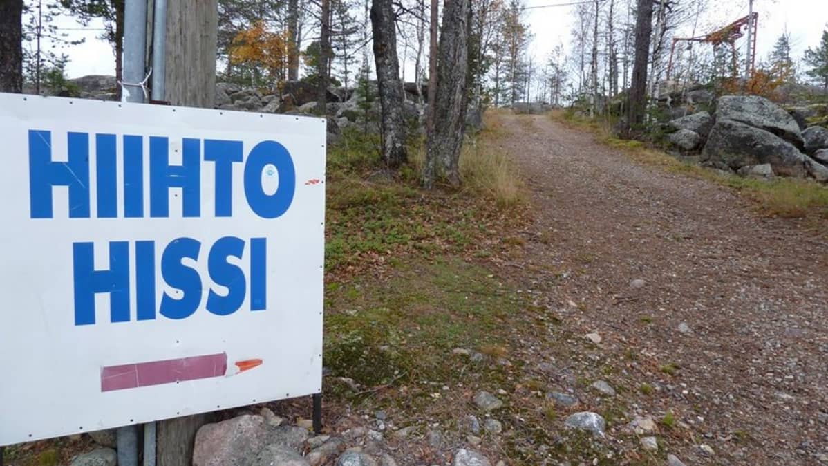 Aavasaksan laskettelurinteen kyltti hisseille.