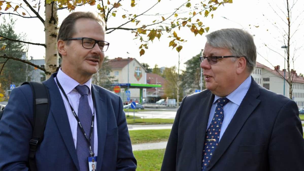 Kuvassa Pohjois-Pohjanmaan ELY-keskuksen ylijohtaja Matti Räinä ja Liikenneviraston pääjohtaja Antti Vehviläinen.