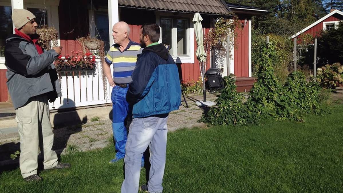 Hans Holmberg näyttää maalausprojektia.