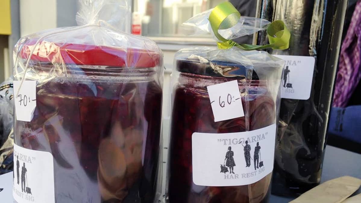 Hillopurkkeja myynnissä.