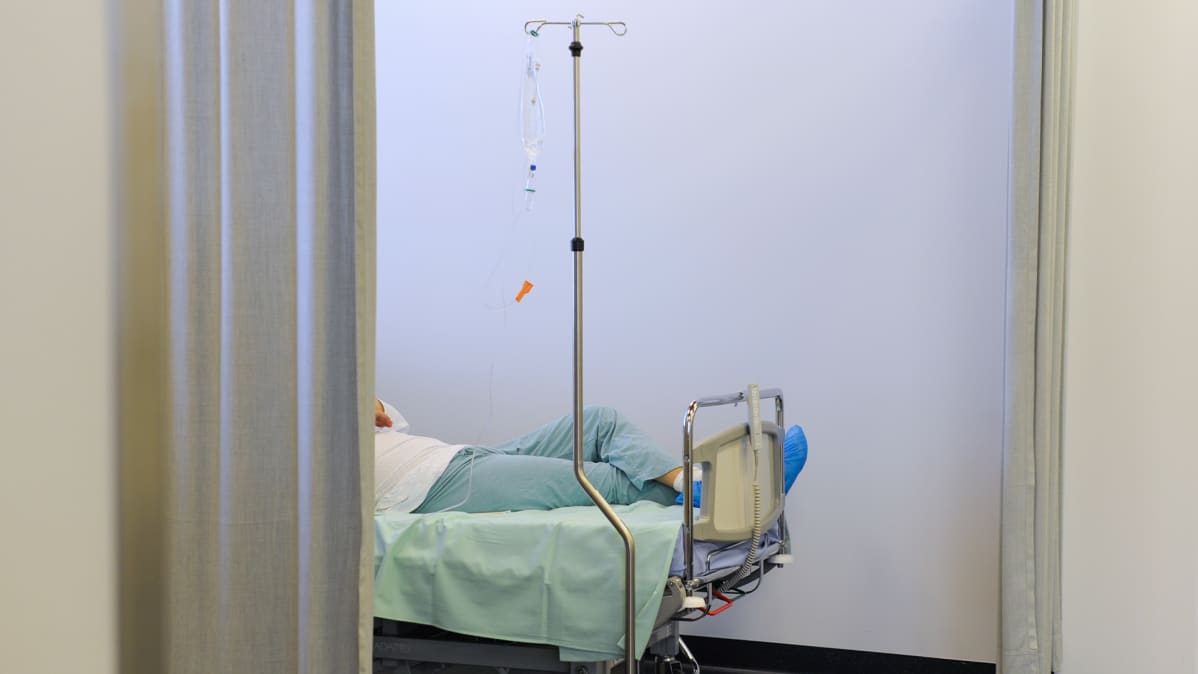 Potilas lepää sairaalan sängyssä.