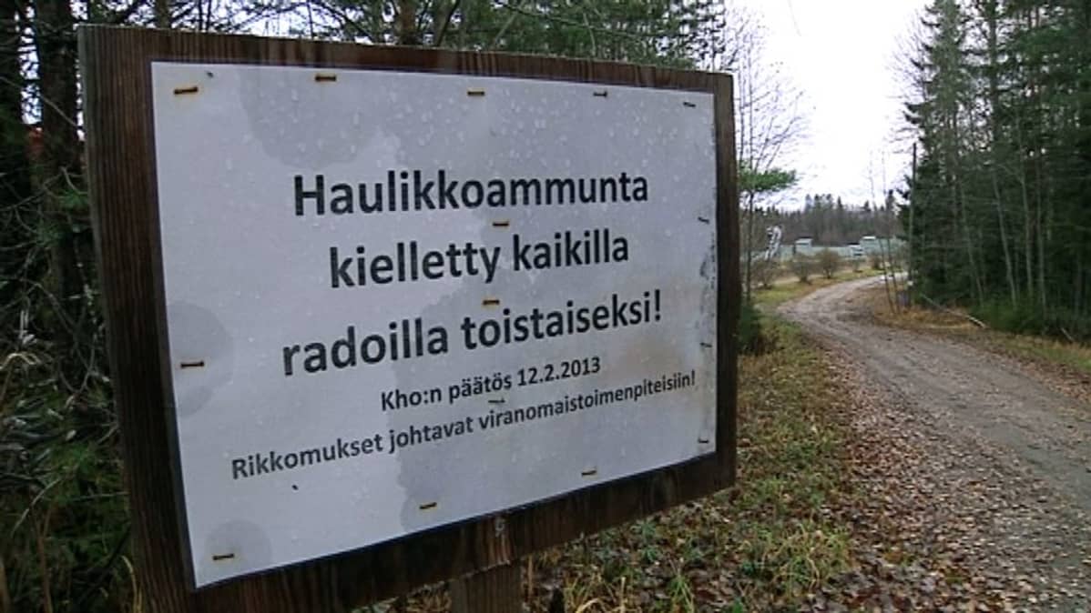 Ampumaradan kieltokyltti.