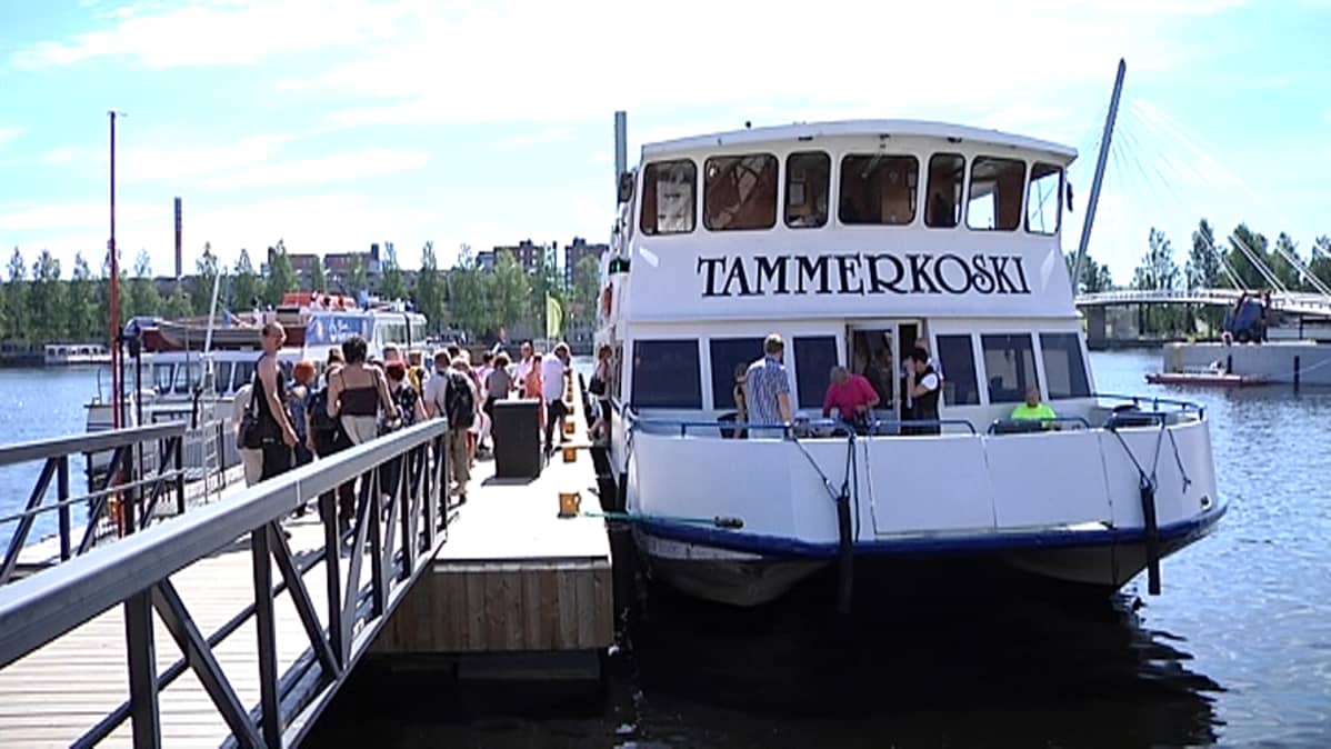 Ihmisiä menossa Tammerkoski-laivaan.