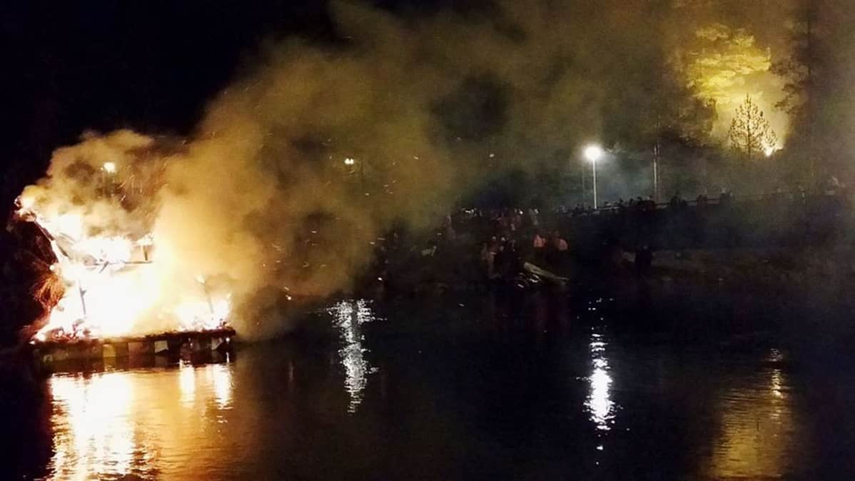 Kekripukki palaa Kajaaninjoessa 31.10.2015