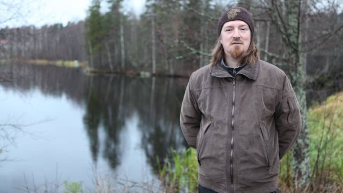 Vesistötarkastaja Kimmo Häkkinen Keski-Suomen Ely-keskuksesta Päijänteen rannalla.