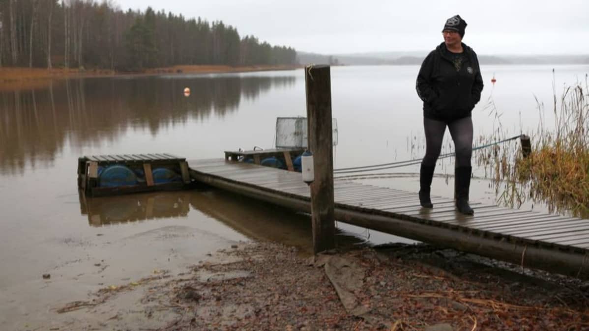 Leena Luostarinen ei voi uida Heilanlahdessa, kun vettä on liian vähän.