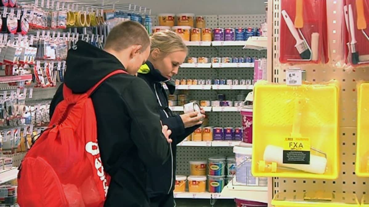 Kiira Laakkonen teki maaliostoksia Forumin K-rauta Express -myymälässä.