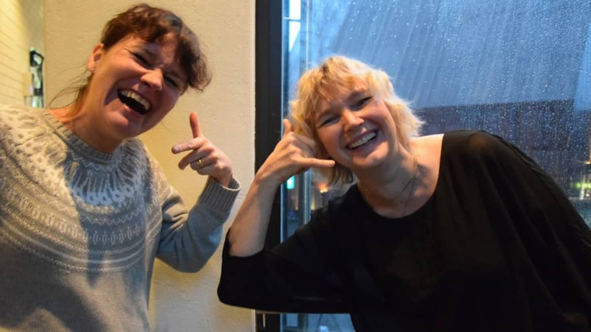 Naurujoogaohjaaja Sirpa Soininen ohjaa toimittaja Kati Turtolaa naurujoogaharjoituksessa.