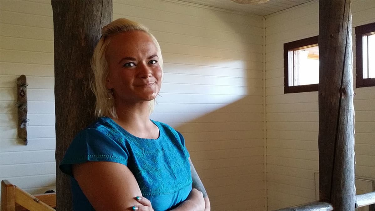 Emmi Tiala nojaa kelopylvääseen kotonaan Lestijärvellä.