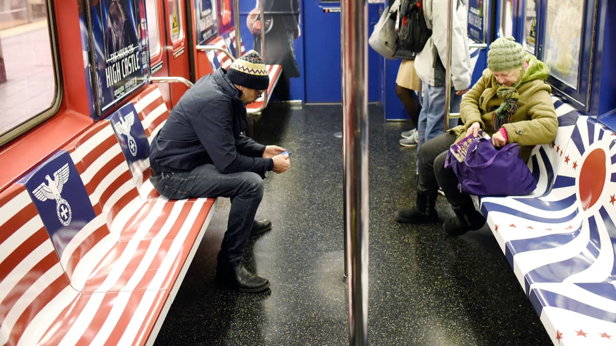 Uutta tv-sarjaa mainostetaan natsiaiheisilla kuvilla New Yorkin metrossa.