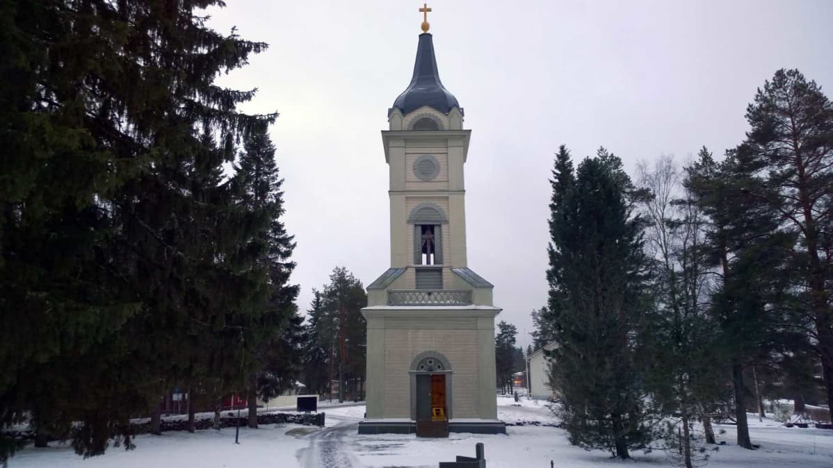 Siikalatvan Pulkkilna kirkon kellot ovat puisen 1843 rakennetun tapulin tornissa.