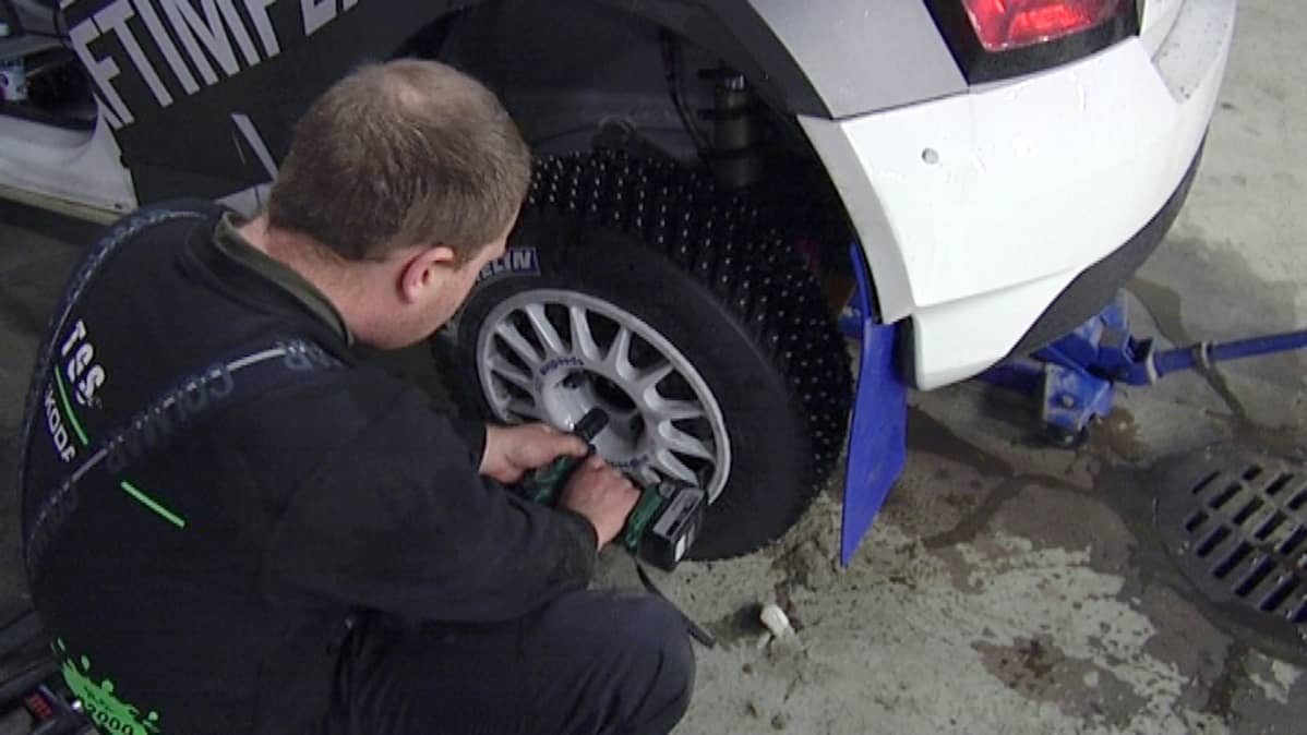 Piikkirenkaat ralliauton alle.