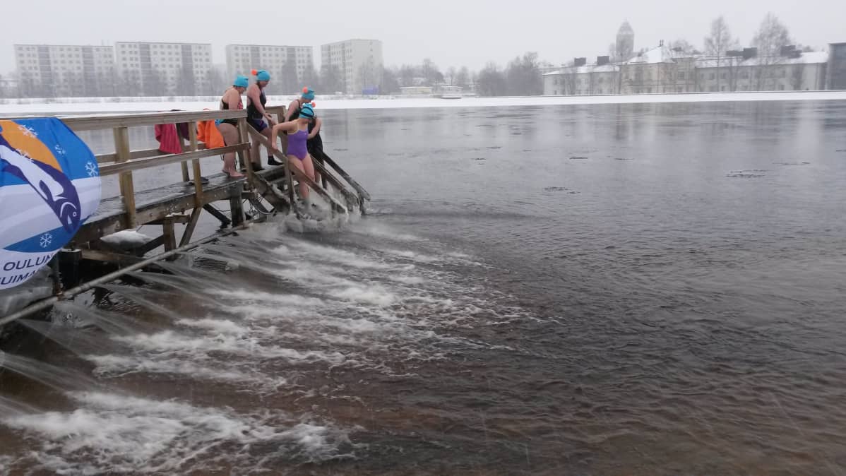 Oulun Talviuimarit ry:n viisihenkinen naisjoukkue harjoittelee Tuiran uimarannalla talviuinnin MM-kisoihin.