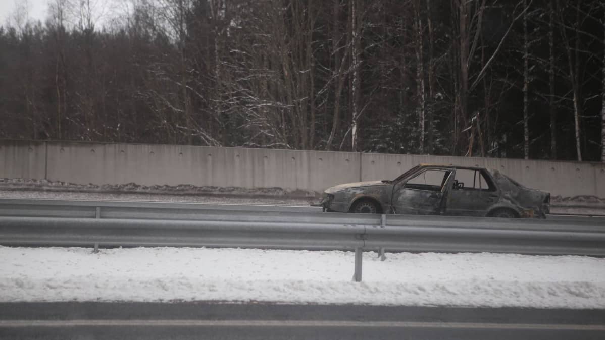 Palanut arvokuljetusryöstössä käytetty auto.